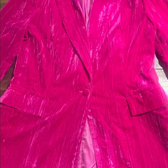 Boohoo Tall Crinkle Velvet Single Breasted Blazer in Magenta Pink - Picture 5 of 10